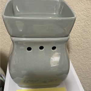 Brand new Scentsy Warmer called curved classic is grey